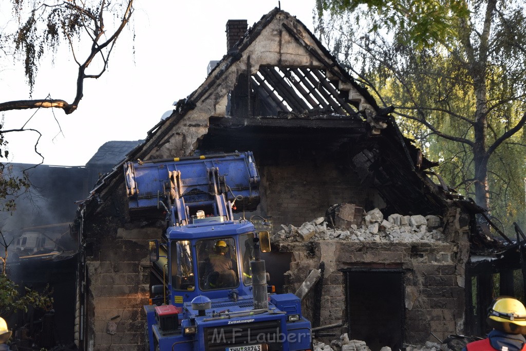 Grossfeuer Einfamilienhaus Siegburg Muehlengrabenstr P0969.JPG - Miklos Laubert